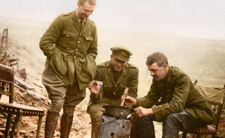 Крайний слева в фотоаппарат плёнку заправляет.
