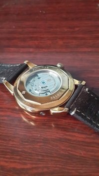 моему "патек филипп" больше семи лет. механика с автозаводом. позолота. сапфировое стекло. нечаянно царапал о стены, ронял; лежали как-то полгода  - хоть бы хрен им. прекрасные часы, почти ничем не отличающиеся от оригинала. 
единственное - буквы на маятнике криво присобачены..)) вообще не смущает ни разу...)))