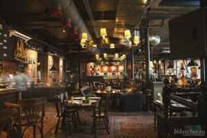 В Ростове-на-Дону есть названный в честь и такой же оригинальный ресторанчик.
Жрачка так себе, но место очень колоритное и душевное, рекомендую.