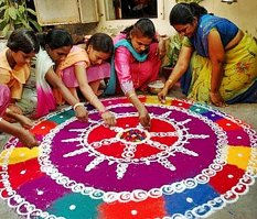 Добавлю для ясности: ранголи тем более удивительны и великолепны, что эти рисунки наносятся на асфальт/утрамбованную землю перед входом в дом только вручную и без предварительной разметки! Это песок, который простые женщины виртуозно высыпают из ладошек, контролируя пальцами процесс.