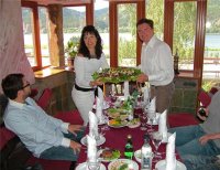 Санкции и русский смех

Встречаю вчера одного старого приятеля, он говорит: «Тут приезжал в гости знакомый мужик из Москвы, раньше служили вместе. И привез с оказией двоих немцев, какие-то зарубежные партнеры его фирмы…»

Ну, эти немцы давно его просили организовать поездку куда-нибудь в Сибирь – поглядеть своими глазами, пощупать руками и увезти обратно кучу впечатлений и фотографий.

Я прикинул, предложил съездить в Хакасию, на реку Черный Июс. Дорогу туда знаю, сам езжу на рыбалку в те края ежегодно, и зимой, и летом.

Получилось, на три дня. Взяли лодку, две палатки – машина большая, влезло все и еще место осталось. Немцы поначалу отнеслись с опаской: поездка дальняя, края незнакомые, природа суровая – комары, медведи, злобный сибирский клещ – начитались предварительно перед приездом.

В общем, прибыли на место. У меня там давно присмотрена удобная полянка в тайге, прямо на берегу и можно проехать на машине. Вылезли. Гляжу, немцы озираются, что-то явно ищут глазами. А по-русски говорят оба, хоть и неважно. Понимают, по крайне мере, все. Спрашиваю:

— Что потеряли, камрады?

— Э-э-э… мы не видим, где здесь платить…

Разъяснилось. Они искренне считают, что должен быть хозяин у каждого кусочка берега, кто взимает плату за аренду своих угодий и регулирует рыбную ловлю. Говорю:

— Тут, ребята, хозяин один – медведь. Он же, и адвокат, и прокурор, и рыбнадзор, и украсть, и покараулить. Как с ним договорился, так и будет. А есть еще страшнее стократ – Дедушко Лесной Дух. Этому, вообще море по колено и горы по плечо. Не поглянулся ему – сливай воду, туши свет, запасай деревянный бушлат…

Немцы про свет и бушлат не поняли совсем, но врубились, что аллес капут. Так и прожили трое суток, в ожидании грозного рыка из леса, сливного бачка и кары деревянным бушлатом за незаконный бивак и котелок халявной харюзовой ухи.

Как рыбачили, рассказывать не буду, знаете сами. Рыбы там – шапкой черпай. Гнуса и комарья, правда, тоже. Но это дело такое, обязательная плата за право послать цивилизацию подальше.

Обратно возвращались по Дивногорской трассе. Немцы, перегруженные впечатлениями, стойко молчат в машине. Потом один говорит, тщательно подбирая слова:

— Нет, не понимаю. Так жить нельзя, должна быть зависимость от… социальных законов, от установленного порядка проживания, от обязанностей индивидуума перед обществом… Иначе, человек может подумать, что никому ничего не должен… Это очень опасно, приводит к нигилизму и отрицанию роли государства! И вообще, отрыв от культурной среды делает из человека обезьяну…

Ладно, чтоб не стать обезьянами, свернул по дороге в «Адмиралъ». Это такой парк-отель на берегу Красноярского моря. И тут немцам стало по-настоящему плохо. Вокруг тайга, а в середке – яхты, мерседесы, крахмальные скатерти и пять вилочек справа.



Тот, который выступал в машине от лица мировой культуры и цивилизации, глядя на это безобразие с открытой веранды возле бассейна, подвел окончательный баланс:

— Мир ничего не понял. Он думает про какие-то санкции. А здесь смеются и едят, смеются и едят…