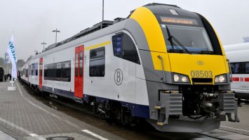 Такой же шильдик, но без крыльев, у бельгийской ж/д :)