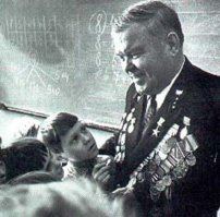 Феноменальный мужик! Потерял на войне обе ноги и кисти обеих рук!
Получил награды:
медаль «За отвагу» (1942)
две медали «За боевые заслуги» (1944, 1944)
орден Красной Звезды (1944)
орден Славы 3 степени (1945)
орден Отечественной войны I степени
орден Красного Знамени, но...
ГЕРОЯ СОВЕТСКОГО СОЮЗА - так и не дали!

Стал лучшим лесничим СССР, получил орден Ленина и звание Героя Социалистического труда за неоценимый вклад в дело лесоводства.
На таких вот богатырях земля держится!