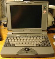 Солнце находится на одном и том же месте, объекты перемещения станция и Земля. 
Про космонавтов конечно приколол. Оно понятно бы было если б съёмки всё ещё на Мире проходили. А то сборка МКС началась с 1999 после вывода на основную орбиту амерского модуля Юнити, 

наши прибыли и пристыковались позднее... 
2000 год

Телефоны на тот момент в стране 

Ноутбуки 

Кухня МКС