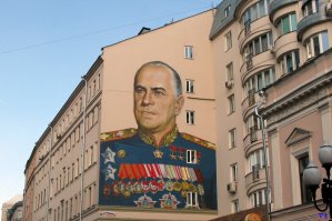 В Каннах точно с актерами известными есть дом - не фотошоп :)
В Мск на Арбате тоже решились стену почти глухую поправить ко Дню Победы в 2015г -