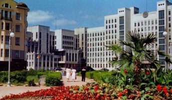 А ведь при Союзе Дом Правительства смотрелся лучше!