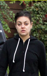 Мила Кунис - не изменилась к лучшему.