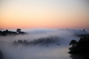 Ан нет! Это туман на реке Березина в Беларуси в 5 утра, вид с трассы Москва - Брест.
Кстати, обратите внимание на лодки, еще один оптический обман - как будто они находятся не на своих местах.