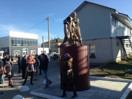 ну уж сказали бы что Цой на моцике стоит в Окуловке, местные подсуетились, и теперь по пути от Мск к Питеру в ничем не примечательном селении внезапно есть с чем сфоткаться