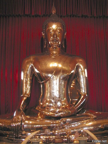 неоценимая находка-Высота Будды из Ват Траймит составляет почти три метра, вес статуи — пять с половиной тонн. Глаза Золотого Будды выполнены из тайских черных сапфиров, из жемчуга сделаны белки глаз. Отлита статуя из чистого золота. Долгие годы это богатство было скрыто от любопытствующих глаз. Статуя находилась в прежней столице Тайваня, в одном из местных храмов. Первоначально считалось, что Будда из Ват Траймит выполнен из гипса.Когда в Бангкоке был возведен новый храм, статую Будды для него было решено не отливать. Уже существующую святыню привезли из Сукхотая. Это было изваяние Будды из Ват Траймит. При перевозке изваяние ударилось о борт машины, и в отколовшейся бреши засияло золото. Когда статую отмыли и очистили, оказалось, что она целиком состоит из золота. Фотографию частично освобожденного от гипсового плена Будды из Ват Траймит можно увидеть в Храме Золотого Будды.