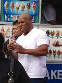 Тайсон сделал тату на лице наверное чтоб отличаться от других негров