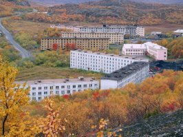 Лиинахамари - 475 человек.
Лиинахама́ри — населённый пункт в Печенгском районе Мурманской области, порт в Печенгском заливе.
Лиинахамари был единственным океанским портом Финляндии — он имел выход в Баренцево море Северного Ледовитого океана. Так называемая Дорога на Ледовитый океан (фин. Jäämerentie) из Рованиеми через Соданкюля в Лиинахамари была построена до 1931 года. Это привлекло туристов, так как в единственный порт на Баренцевом море стало возможно приехать на автомобиле.

Когда-то родился и прожил свои первые 11 лет в этом тогда ещё пограничном военно-морском гарнизоне закрытого типа.
Потрясающей красоты места!
Всё бы отдал,чтобы ещё хоть день там провести.