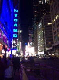 Был в Нью-Йорке. Только в двух районах успел оказаться, Бруклин и Манхеттн. 
Город потрясающий, в метро освоился за 5 минут (есть свои особенности). 
Сравнивать с Москвой нет смысла, совершенно разные города. 
Ночью движ очень классный, в Москве такого нету.