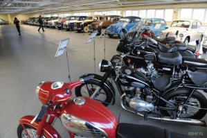 Хотя нет,зелёненькой ГАЗ-21 у него вроде не было.