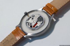 Главное чтобы внутри было не вот так:
Часы "Победа" - средняя цена 8000 рублей. Внутри механизм Hattori VD78 за 12$ (432 рубля стоил).