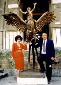 Несколько скульптур её работы :