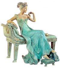 Несколько скульптур её работы :