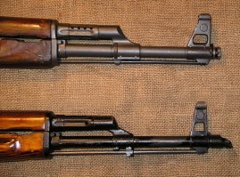 Основные внешние отличия АК-47 и АКМ:
- форма приклада;
- конструкция складного приклада (для АКС и АКМС);
- форма выемок на ствольной коробке над гнездом для магазина (на АК с фрезерованной коробкой это длинные углубления прямоугольной формы, на АКМ - это небольшие выштамповки овальной формы);
- наличие ребер жесткости на крышке ствольной коробки АКМ;
- наличие у АКМ дульного компенсатора;
- форма и расположение отверстий для отвода газов (у АК-47 расположены линейно на газовой трубке, у АКМ - в кольцевом выступе газовой каморы);
- форма цевья (у АКМ с боковыми выступами);
- форма затворной рамы;
- форма мушки (у АК-47 более массивное основание мушки).