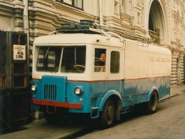 У нас по городу такие катались. Если есть сеть - от неё питались, нет от ДВС. Сейчас правда пропали.