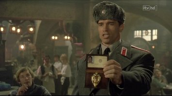 Из всего этого достойный фильм пожалуй только красная жара... Там очевидный стёб, а Арни как всегда шикарен...