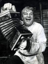 А еще есть баянисты- делятся на 2 типа : выкладывающие баяны и те, которые к любому посту лепят картинку : баян))))