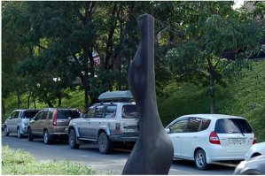 Уж лучше чем памятник с формами у нас во Владивостоке... Да и поржавел он ныне...