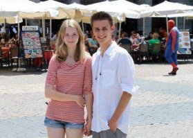 Этот похоже на бильярде решил сыграть.