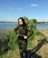 А я почему то не люблю море и жару,жариться на пляже мне скучно и дурно....не езжу в жаркие страны...последний раз была в Сочи 2000 году (дали бесплатную путевку за хорошую учебу в универе),так я там купалась раза 3 ночью и все...предпочитаю отдыхать на российских озерах(благо у нас их огромное количество в Челябинской области и в Башкирии)...фотки недельной давности..не критикуйте нас пухляков))так же и подводной охотой балуемся)