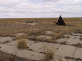 Нет больше того памятника, в 2008 он был полностью разрушен. В 2013 была поставлена мемориальная доска. Попытка восстановить памятник идёт много лет общественными организациями. 
Сегодня на "Лунной радуге" появился комментарий:
"07.07.2016 запланировано открытие нового памятника на месте посадки СА "Союз11"."