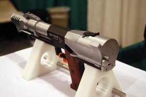 вообще на Западе много таких "игрушек", но они именно игрушки -единичные экземпляры не имеющие реального применения (и тоже вам любой спец про РШ-12 скажет). Пистолеты все чрезвычайно тяжелые и неудобные в применении