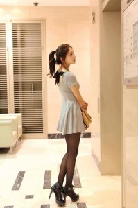 Стройные девушки в коротких платьях