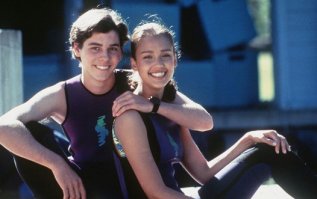 С Джесикой Альбой промахнулся автор! сериал Флиппер был  раньше  её  появления в Беверли Хиллз )))