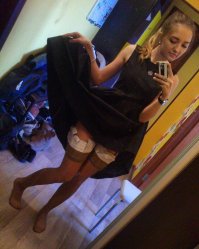 Листал быстро и показалось что она касету в руке держит)))