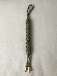 Помнится в камуфляже была веревка (шнур) на поясе и внизу, для утяжки. По большому счету нафиг там не нужная. Так вот ее вытягивали... и что только из нее не плели. Но самое распространенное было - это просто небольшой кусок шнура, см. 7-8, с узлами на концах. На узлы надевались гильзы 7,45. Очень удобно было в пальцах крутить. (фото не нашел, нашел другую поделку)