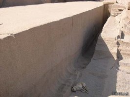 тут тоже самое, посередине идет понизу