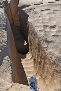 Эта малышка всего-то весит тыщу тонн, обрати внимание, каким инструментом вычерпывали камень вокруг нее? Есть соображения?