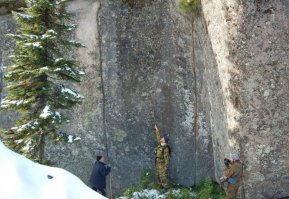 Интересно, а как эти камни таскали на мускульной силе? Вес около 20 тысяч тонн. Мегалиты Урала.