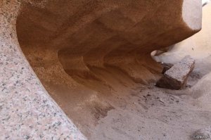 Выдалбливали и тут же полировали ребра? Обрати внимание на ребро на переднем плане..