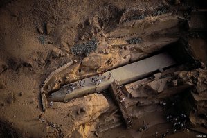 Эта малышка всего-то весит тыщу тонн, обрати внимание, каким инструментом вычерпывали камень вокруг нее? Есть соображения?