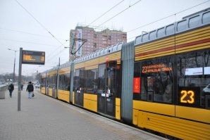 Pesa польские, морды разные в зависимости от модели.  правда везде пишут что совместно с уралвагонзаводом сделаны)))) А от совместности там только сбока-ибо дешевле было чем везти полностью из Польши) У нас они давно бегают. Только чтобы они были и правда низкими и удобными для инвалидов нужно менять остановки У нас выглядит так