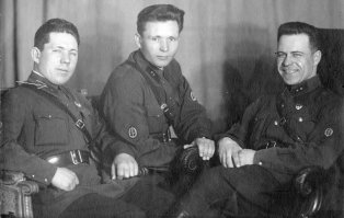 Кто знает... 
Однако шеврон на рукаве у меня ассоциируется с войсками НКВД, но видно плохо и могу ошибаться.
Впрочем это не значит, что перед нами тыловой житель. НКВД это, в числе прочих, и пограничники тоже. И подвигов за ними очень много.