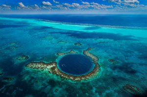 Какая нафиг Большая Голубая дыра 120 метров глубиной? Это знаменитая Марианская Впадина, 11 км глубиной. Самое глубокое место в океане.