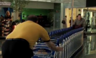 Герой Тома Хенкса в фильме "Терминал", которого не выпускали из аэропорта и ему пришлось жить в нём, зарабатывал на пропитание именно таким способом - собирал тележки и ставил их на место, получая за это оставленные в них монетки =)