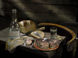 Ах ЛЁХА забыл ,добавить в натюрморт  горчичку или баночку хрена со свеклой ))) Блин захотелось  в этот натюрморт ,только графинчик маловат ))