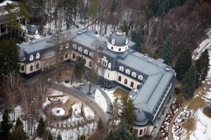 А вот скромное поместье в Австрии, в нем Шувалов будет экономить электричество, после того, как запустит в нём тролейбус (4000 кв.м):