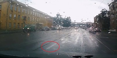 Это разве не сплошная?? Если да, то всё понятно. Микроавтобусу могут только штраф за проезд на красный выписать.