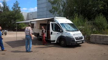 У мужика с работы вот такой дом на колесах. Внутри кухня с газовой плиткой, микроволновкой, раковиной, холодильником. Столик и два посадочных места с ремнями безопасности, т.е. 4 человека могут ехать по трассе. Санузел с душем. Двуспальная кровать. На крыше - солнечные батареи. Под машиной бак на 140 литров воды, несколько доп. аккумуляторов для инвертора на 220В. Делал все сам!