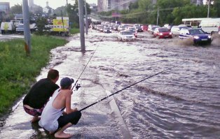 Хрень какая-то.Не рыбаки это.Ладно тот,что с катушкой -на блесну или попера сидит,ну а тот,что с поплавочной -идиот!Поплавок под водой!Тащи,дибил!