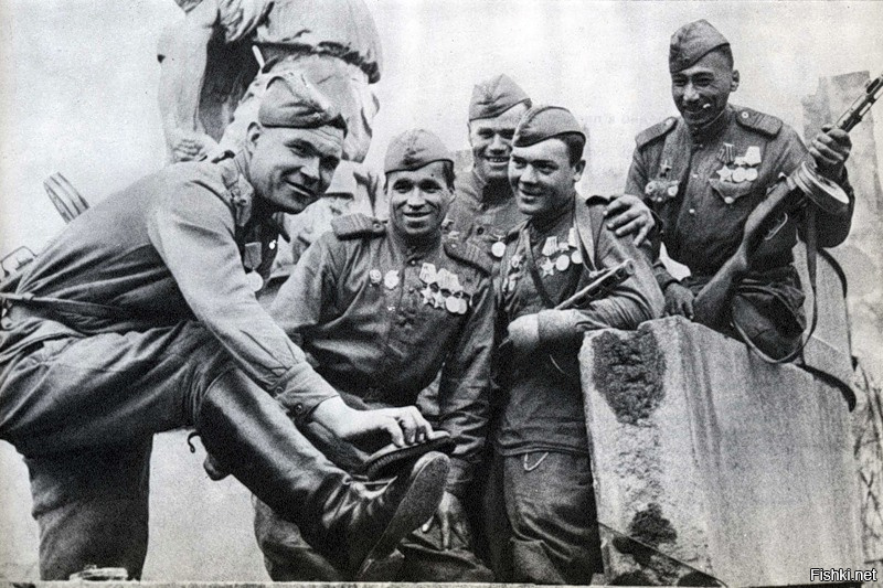 Да ладно. Мода началась с появлением сапог... И до сих пор актуально.