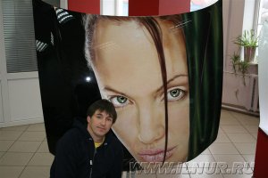 Автор и его работа на капоте